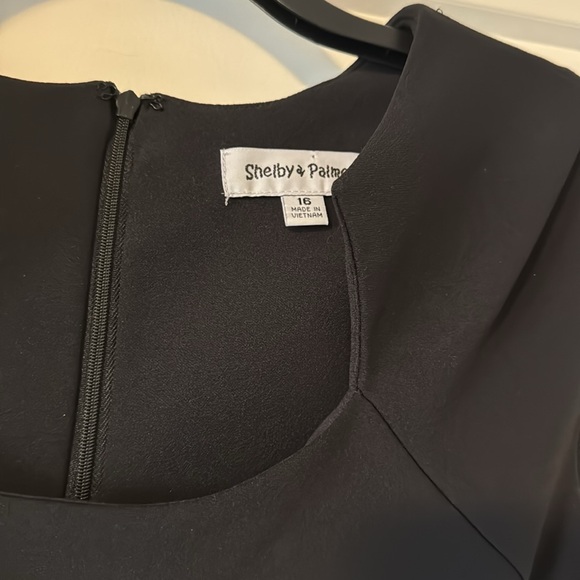 Capped sleeve little black dress - Picture 3 of 5